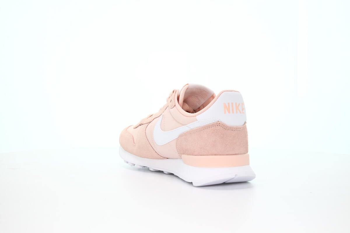 Nike 2025 internationalist coral